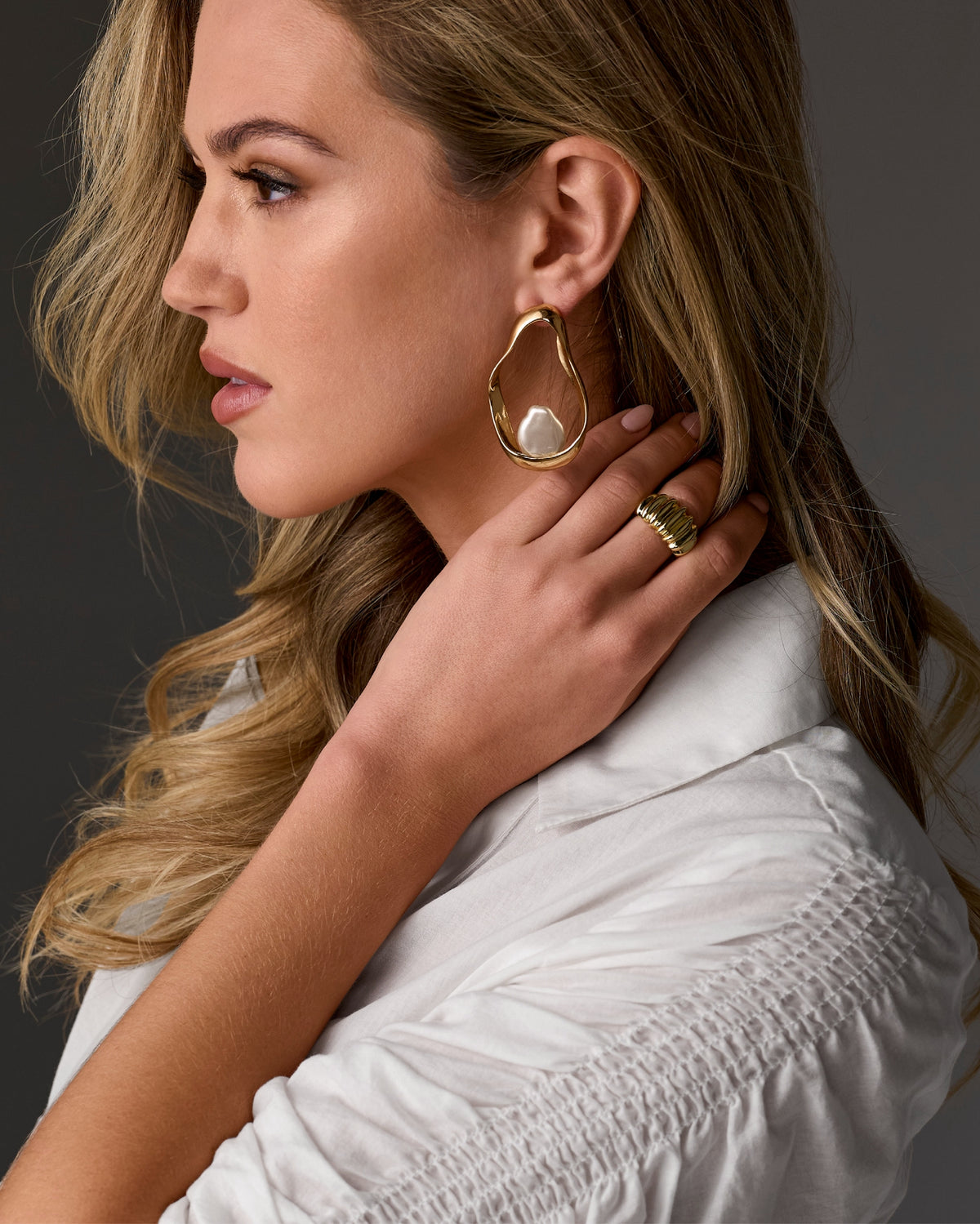 Modern Shaped Pearl Earring Gold
