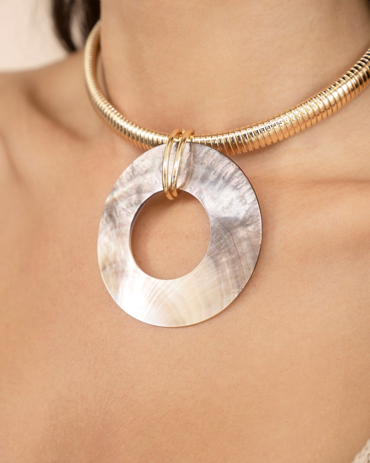Shell Open Circle Pendant Flex Chain Necklace