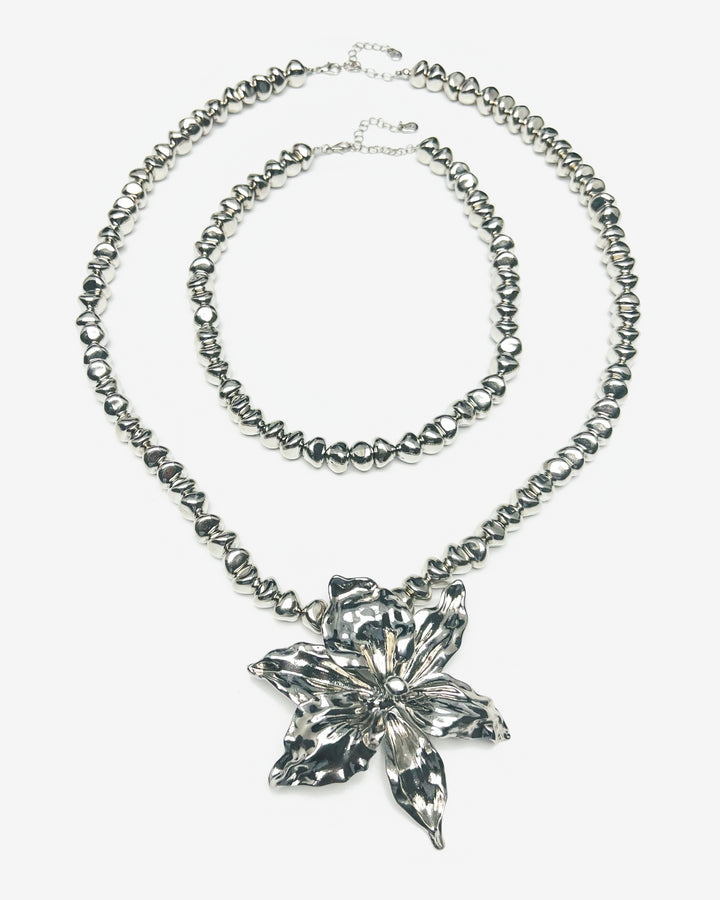 Metallic Large Flower Necklace Silver