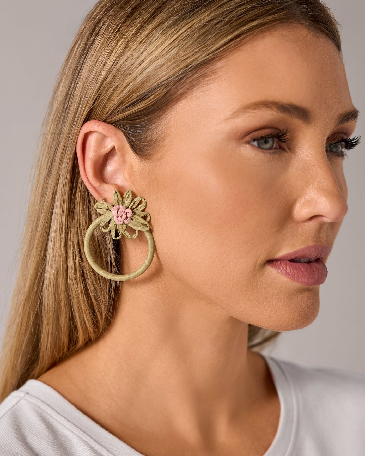 Flower Raffia Hoop Earring Natural/Pink
